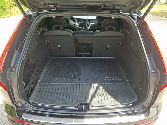 Used 2022 Volvo XC60 T8 R-Design w/ Protection Package Premier image 33