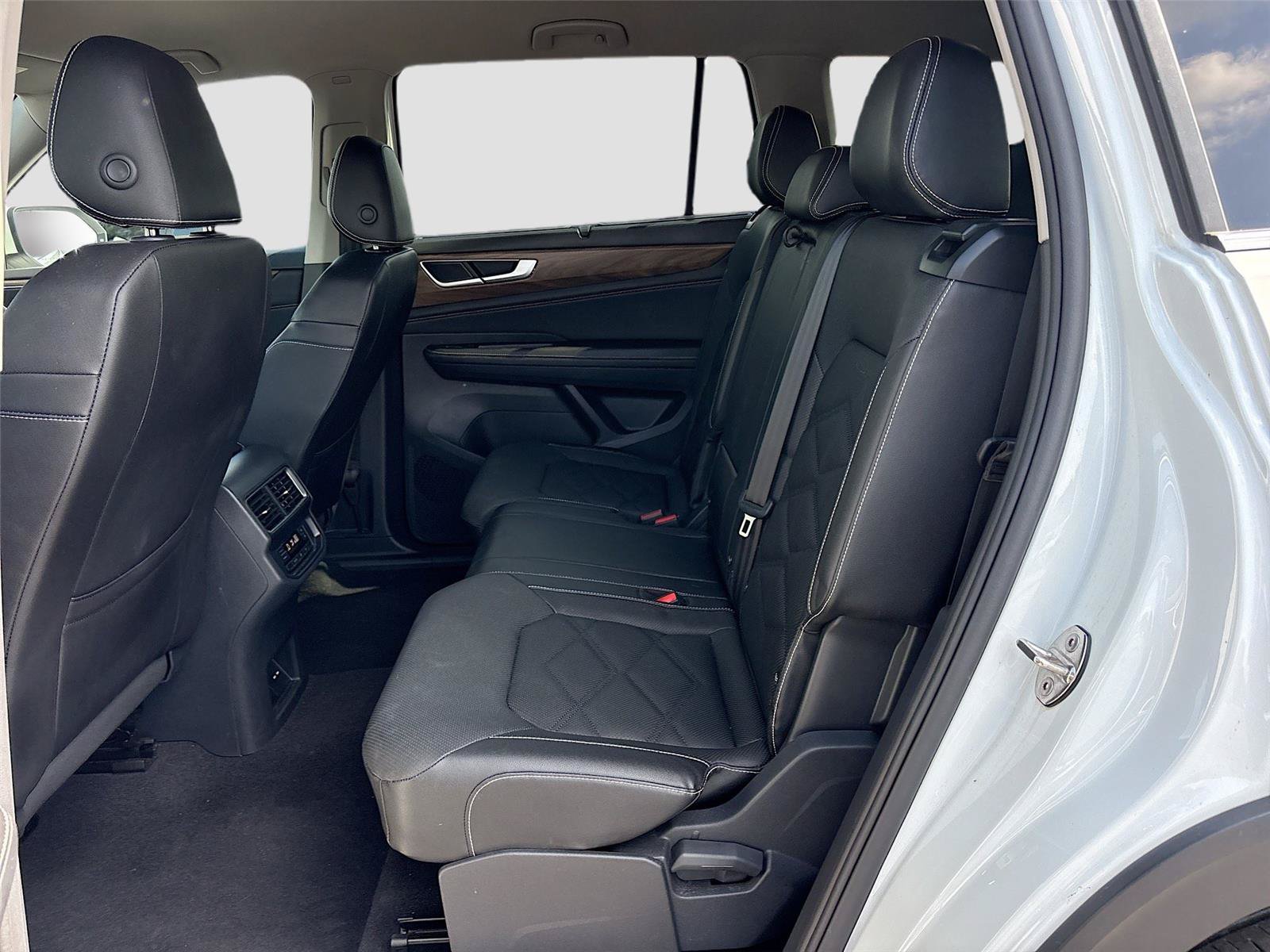 Used 2025 Volkswagen Atlas SE FWD image 27