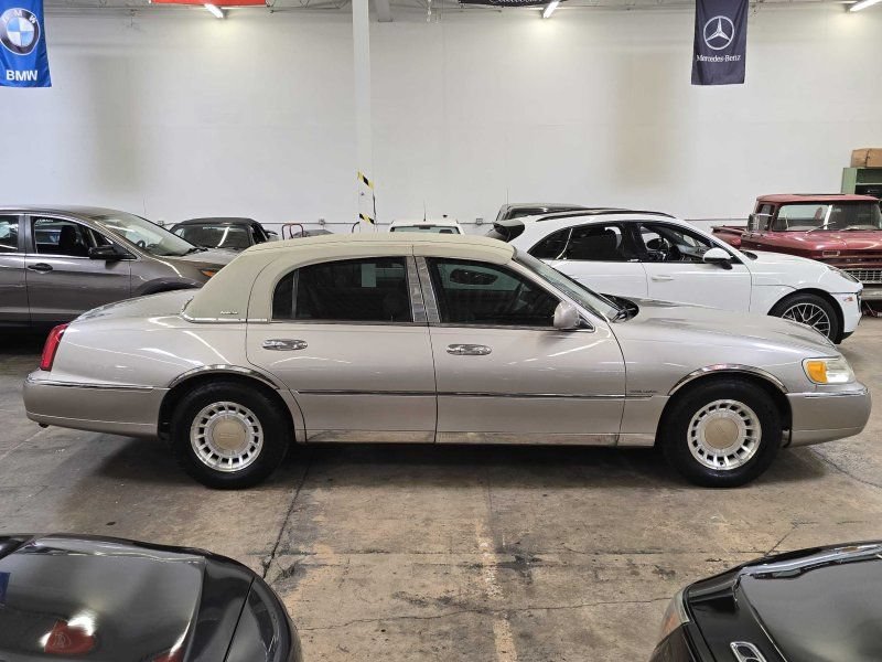 Used 2001 Lincoln Town Car Executive RWD image 3