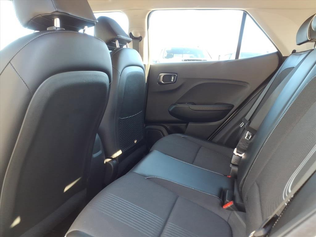 Used 2023 Hyundai Venue Limited image 13