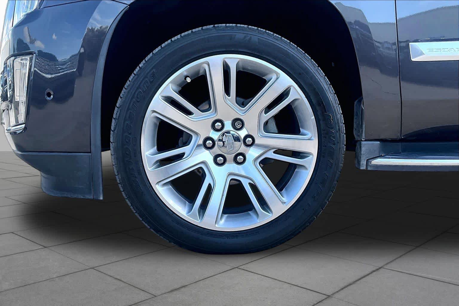 Used 2018 Cadillac Escalade ESV Luxury RWD image 11