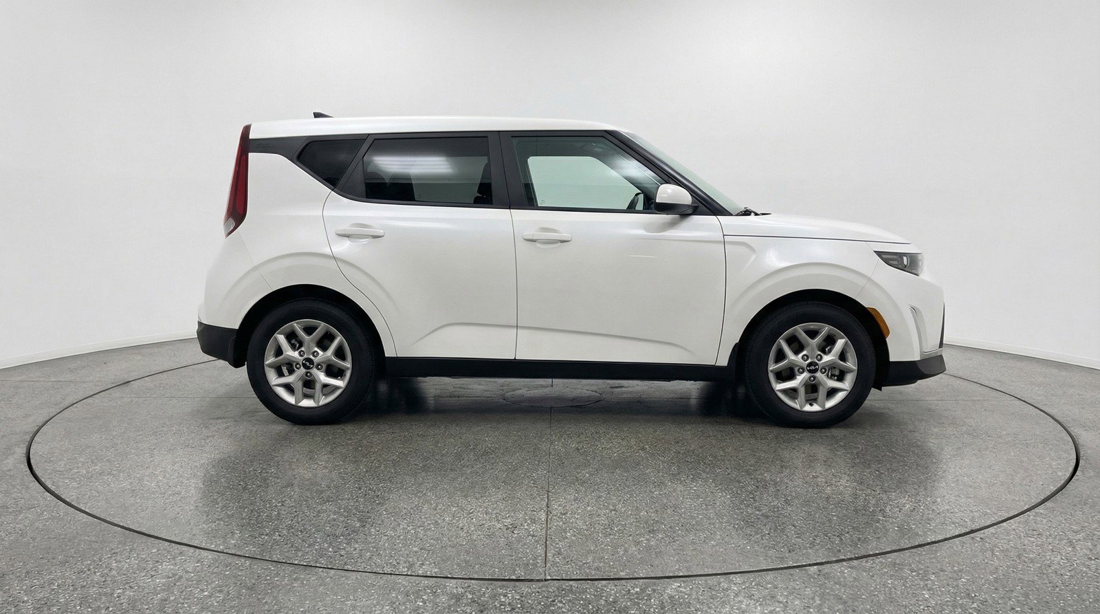 Used 2025 Kia Soul LX w/ LX Technology Package FWD image 11