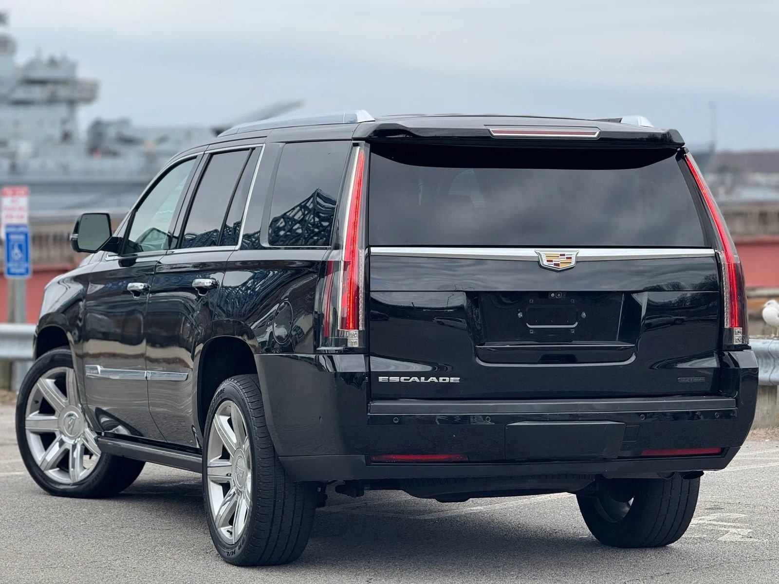 Used 2017 Cadillac Escalade Premium Luxury AWD/4WD image 4