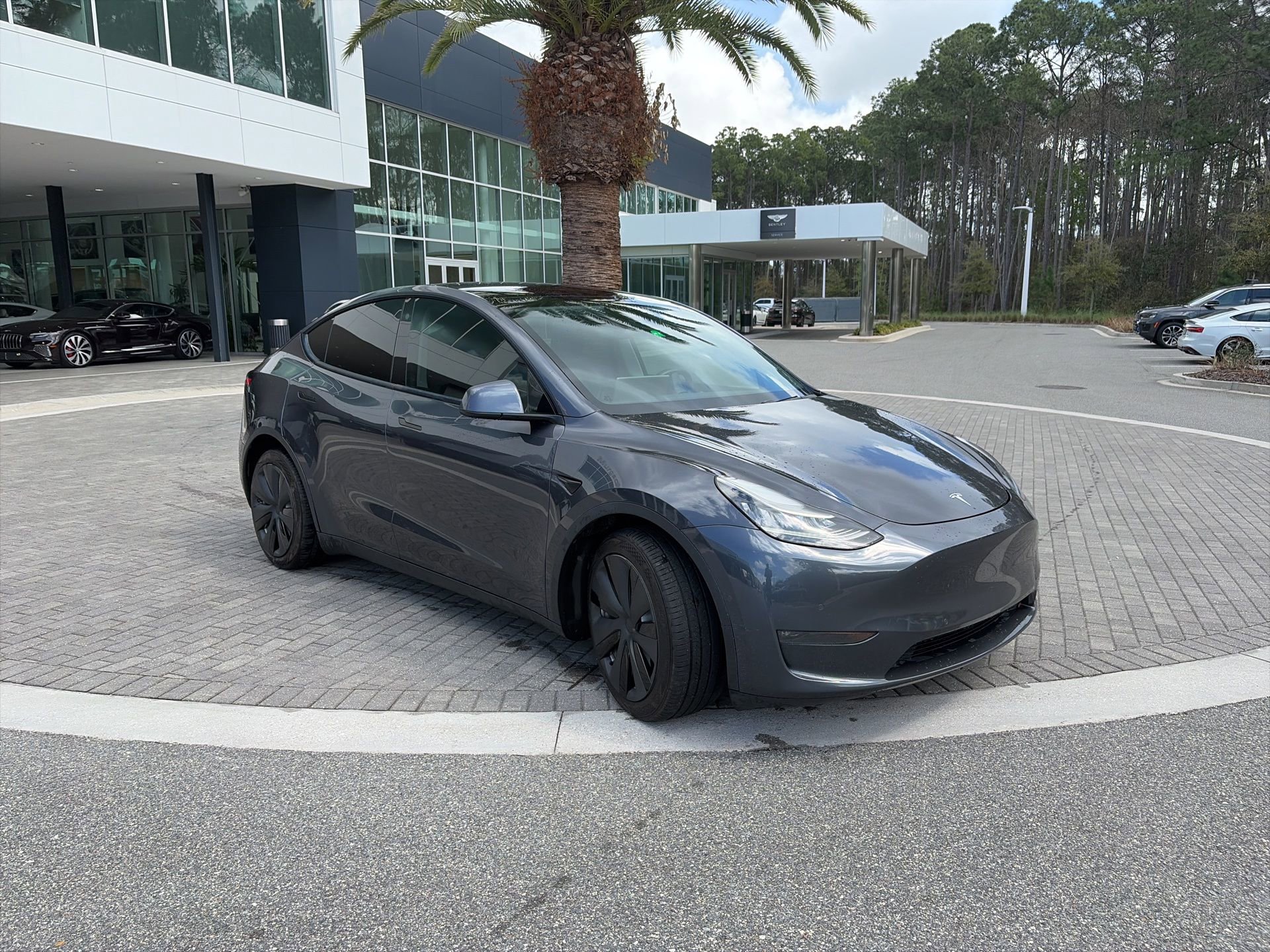 Used 2021 Tesla Model Y Long Range image 1