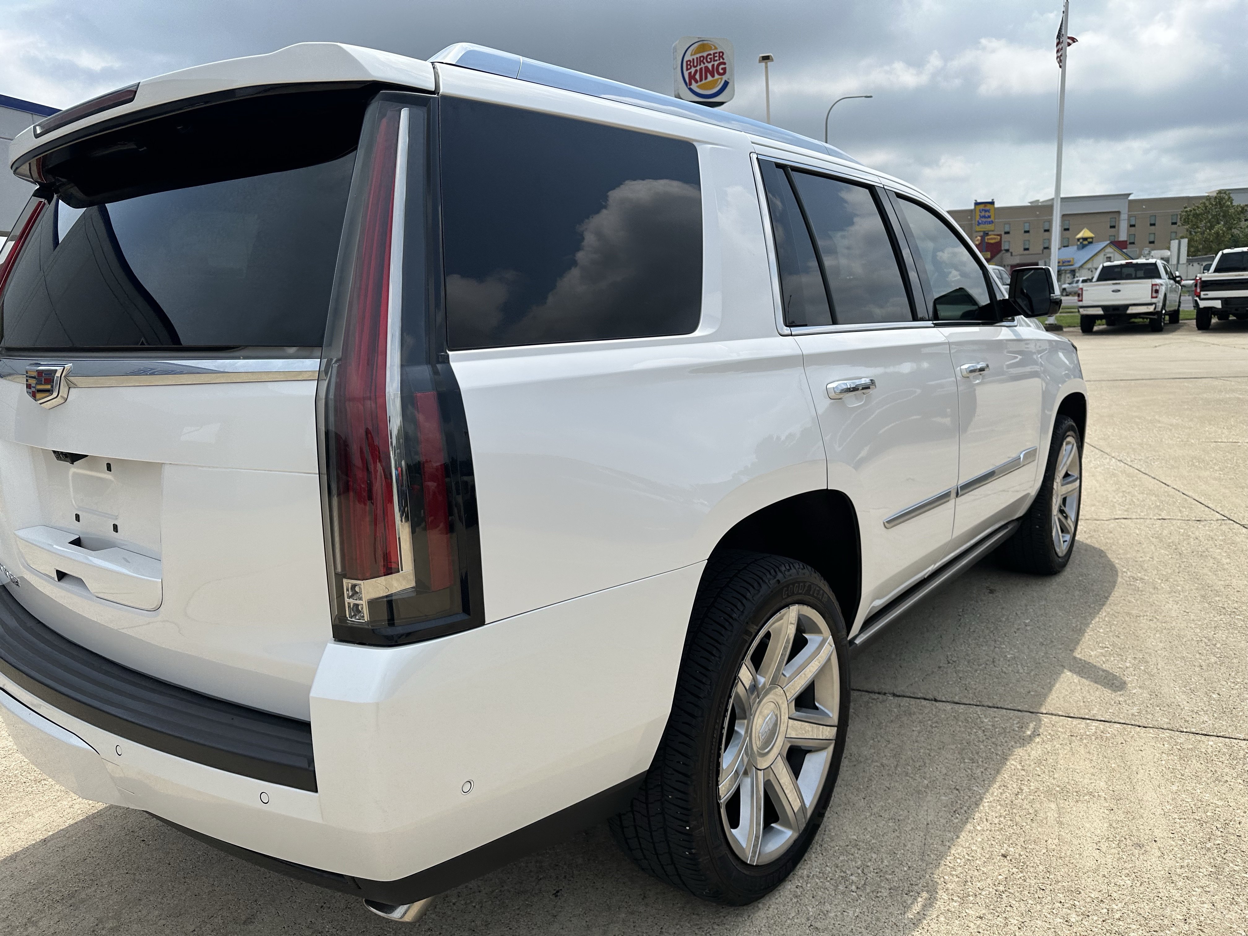 Used 2020 Cadillac Escalade Premium Luxury AWD/4WD image 3