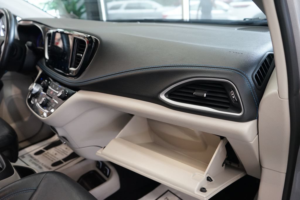 Used 2021 Chrysler Pacifica Touring-L w/ Uconnect Theater Family Group AWD/4WD image 48