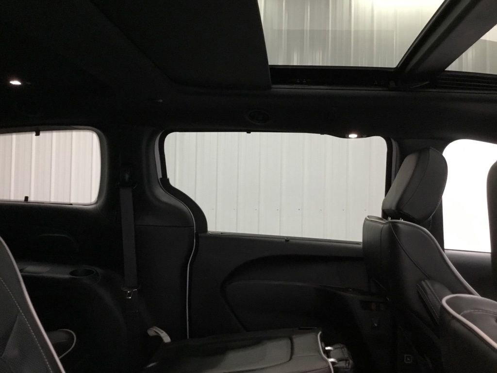 Used 2025 Chrysler Pacifica Limited image 39