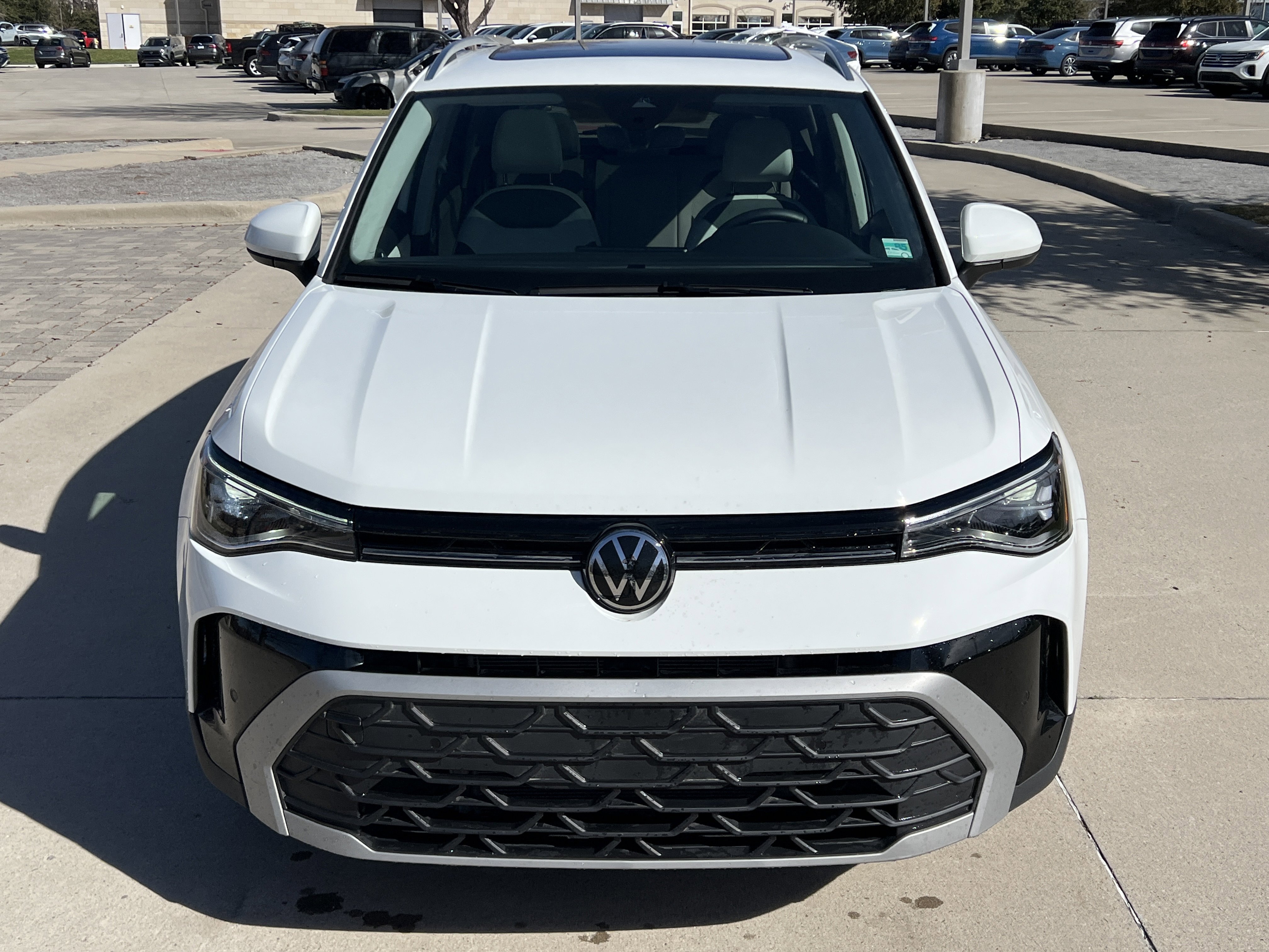 Certified 2025 Volkswagen Taos SE w/ Panoramic Sunroof Package FWD image 3