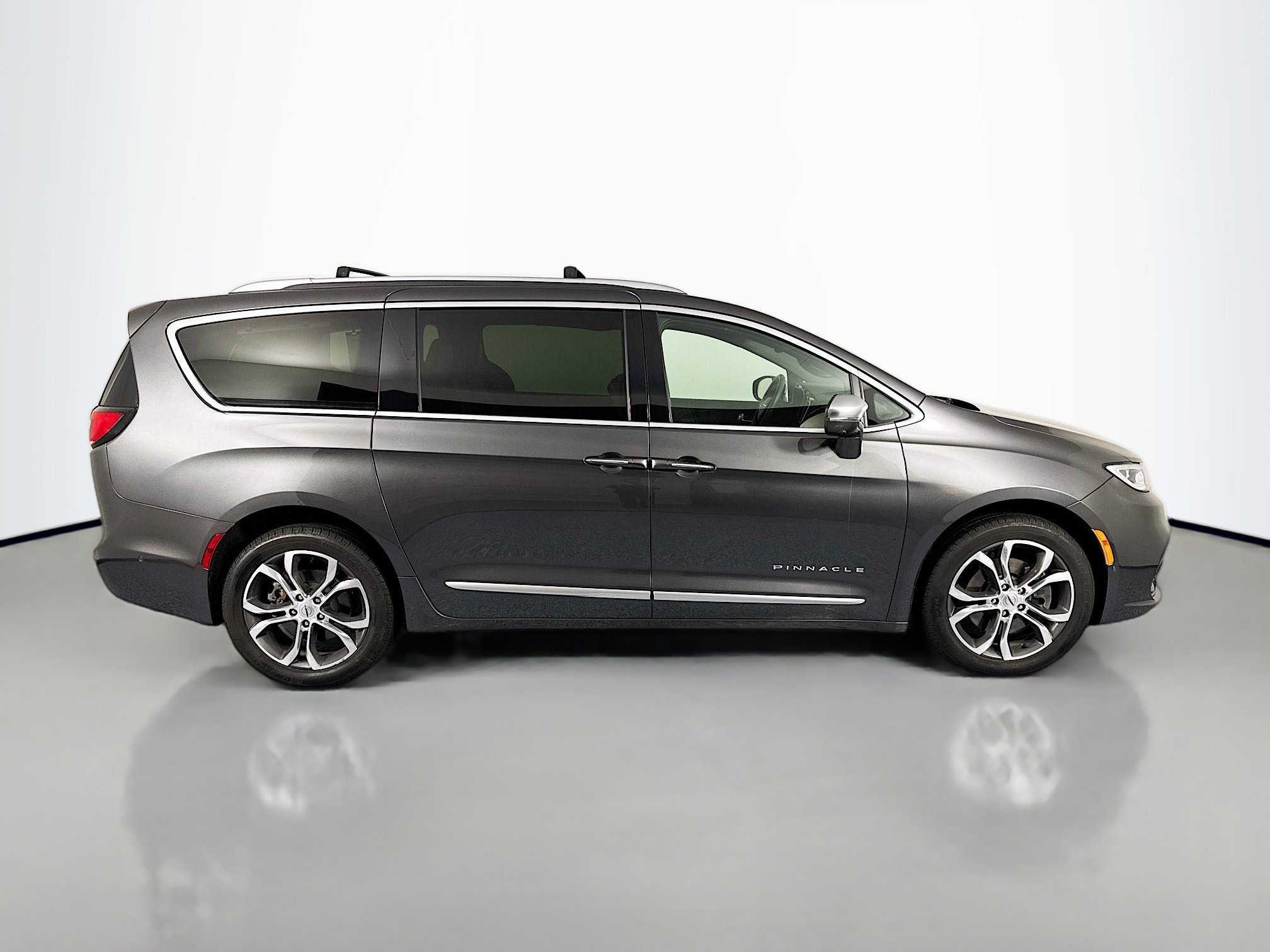 Used 2022 Chrysler Pacifica Pinnacle image 4
