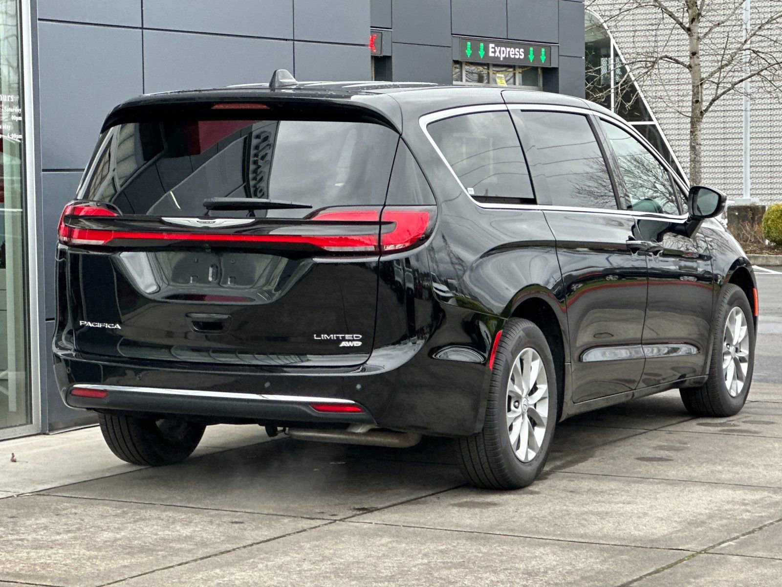 Used 2026 Chrysler Pacifica Limited AWD/4WD image 3