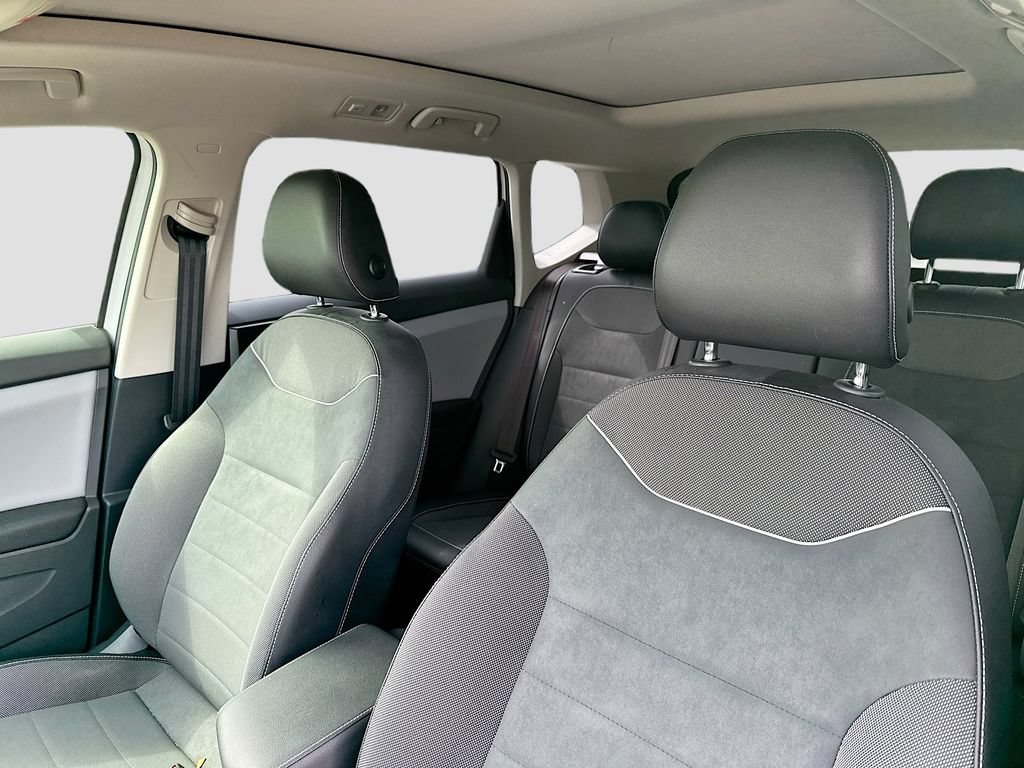 Used 2023 Volkswagen Taos SE w/ Panoramic Sunroof Package FWD image 9