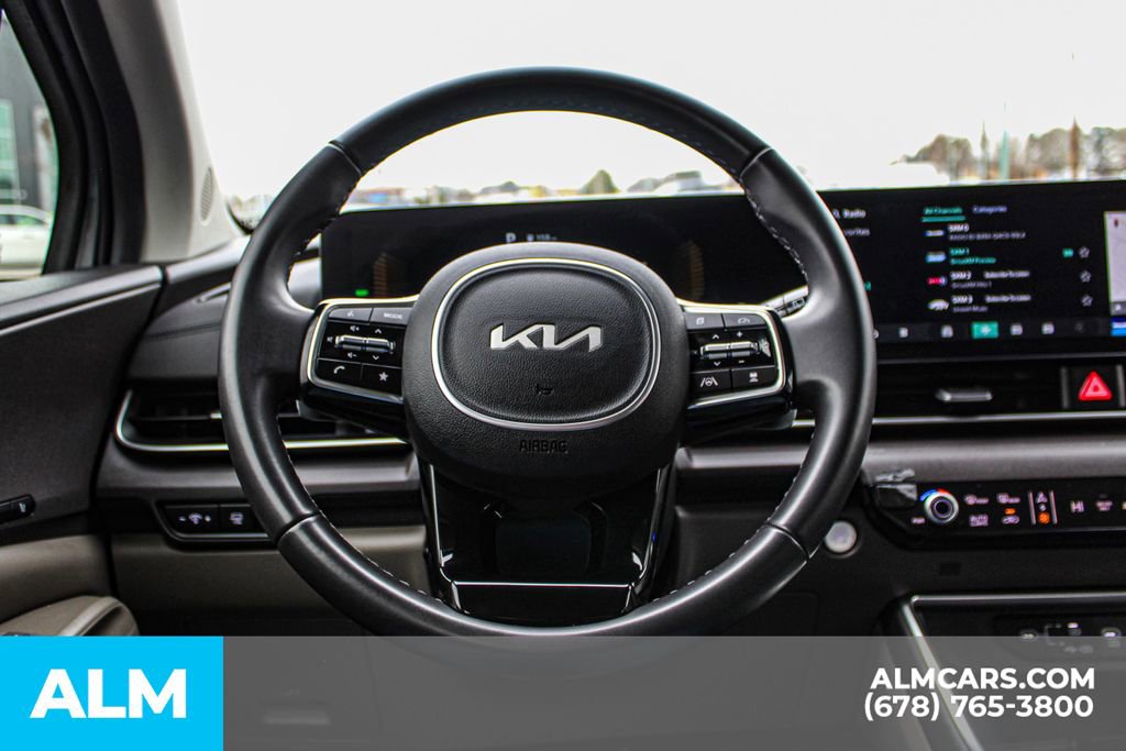 Used 2025 Kia Carnival EX image 28