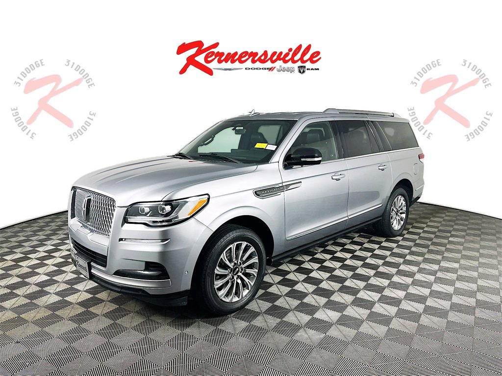 Used 2022 Lincoln Navigator L 4WD image 3