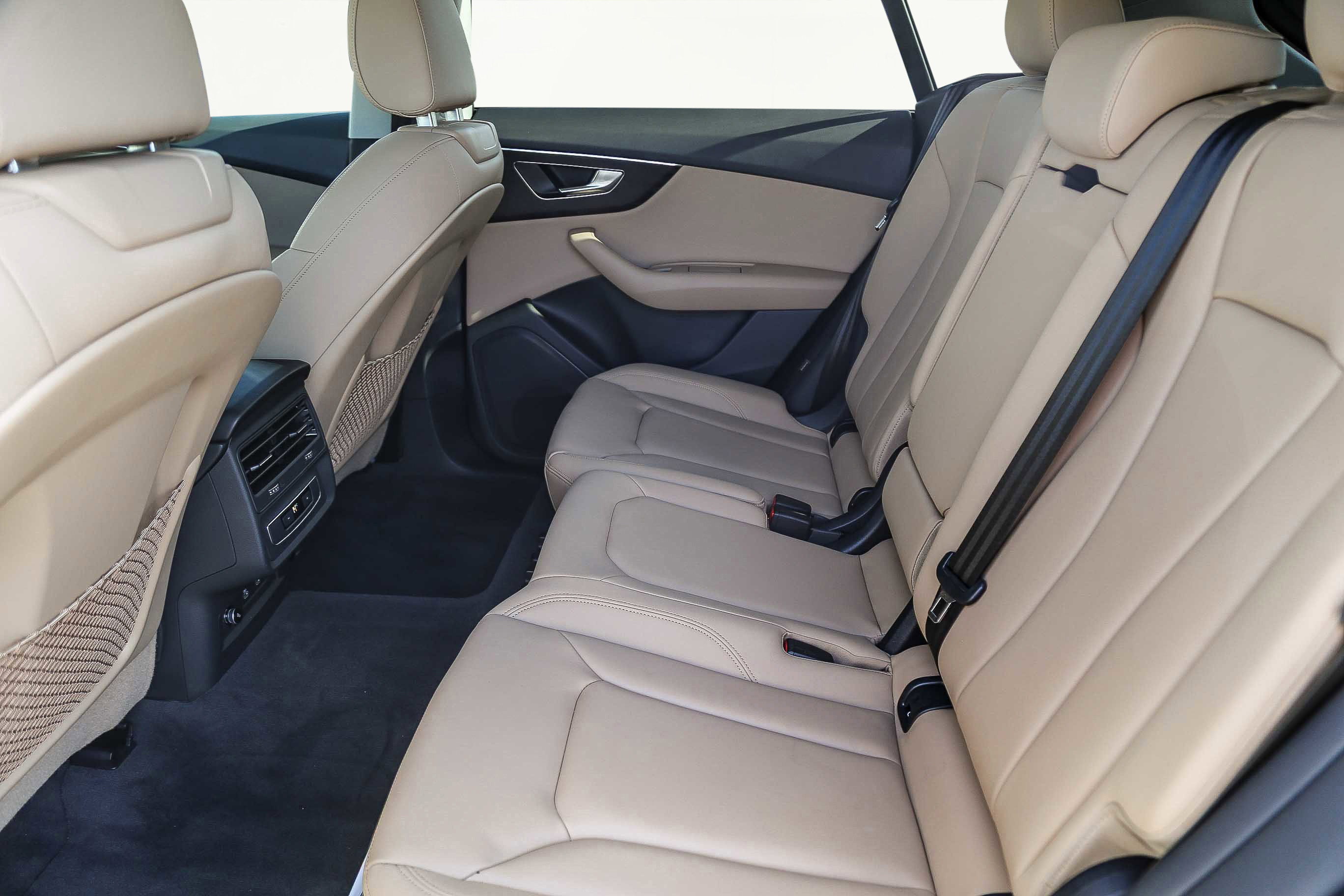 Used 2023 Audi Q8 Premium image 23