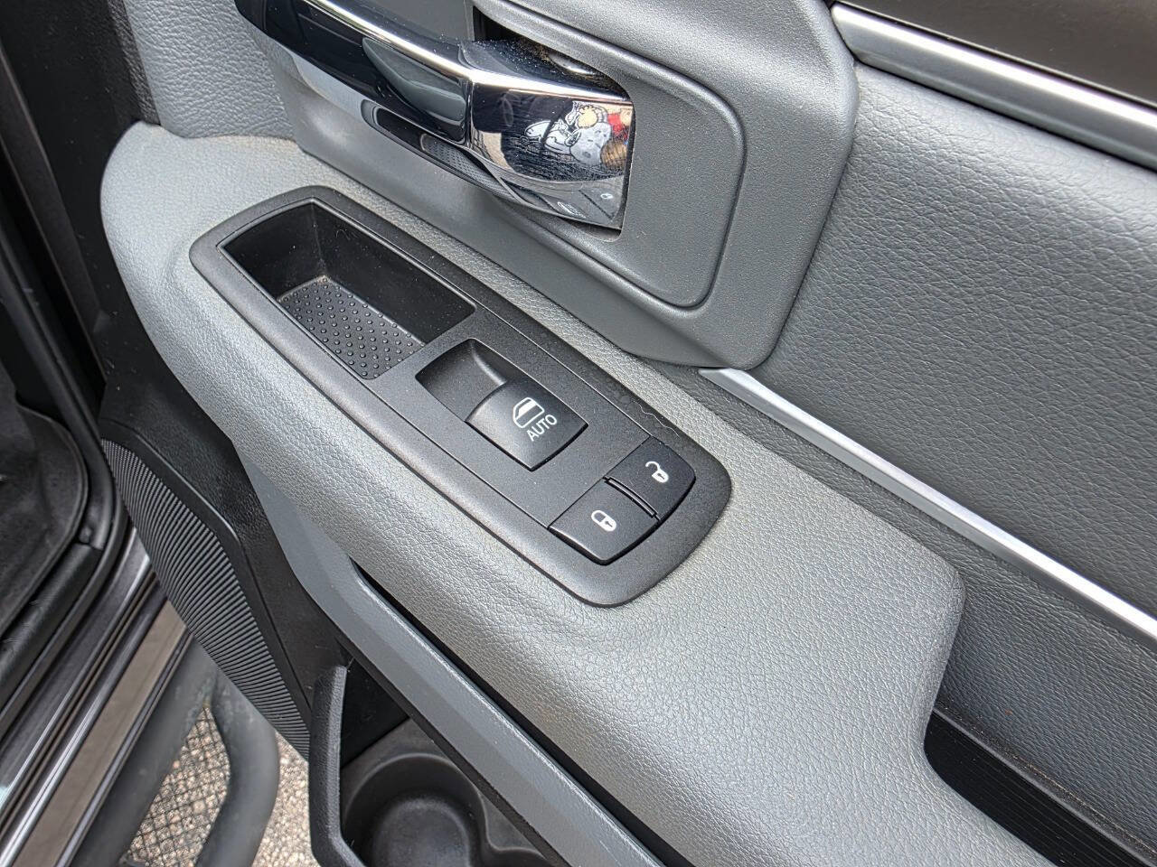 Used 2018 RAM 2500 SLT w/ Luxury Group image 32