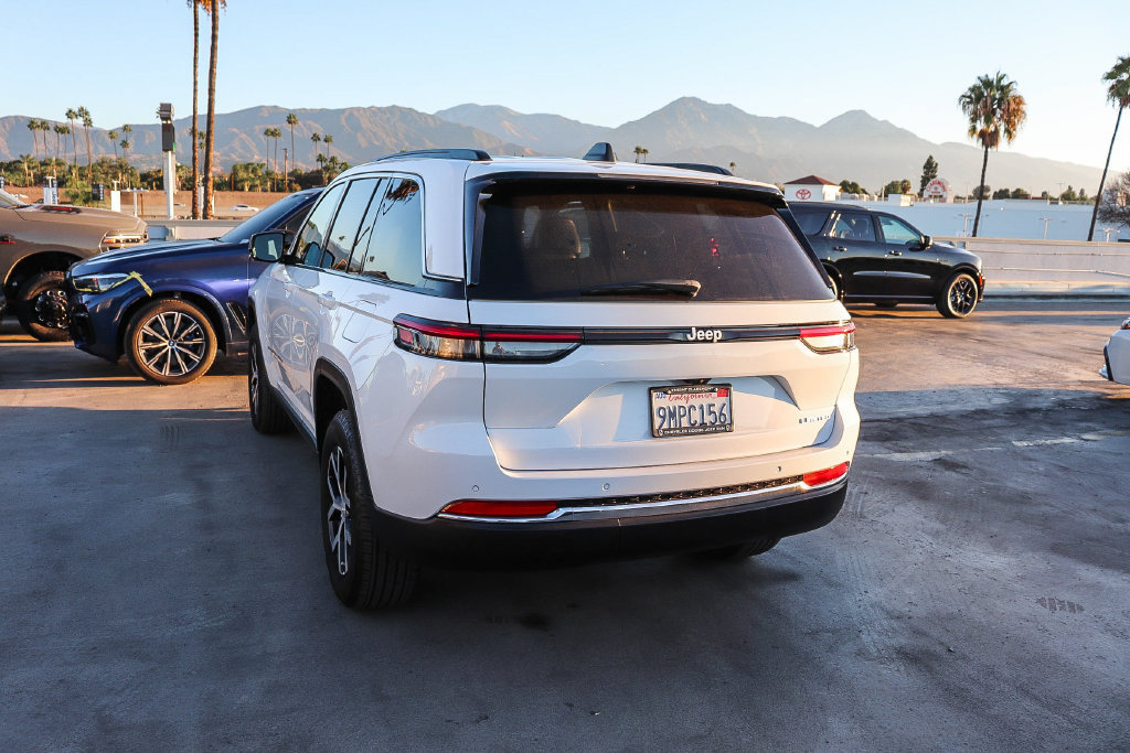 Used 2024 Jeep Grand Cherokee Limited RWD image 7