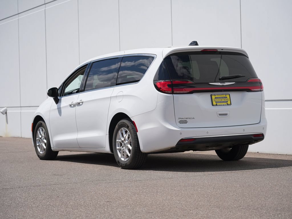 Used 2023 Chrysler Pacifica Touring-L FWD image 5