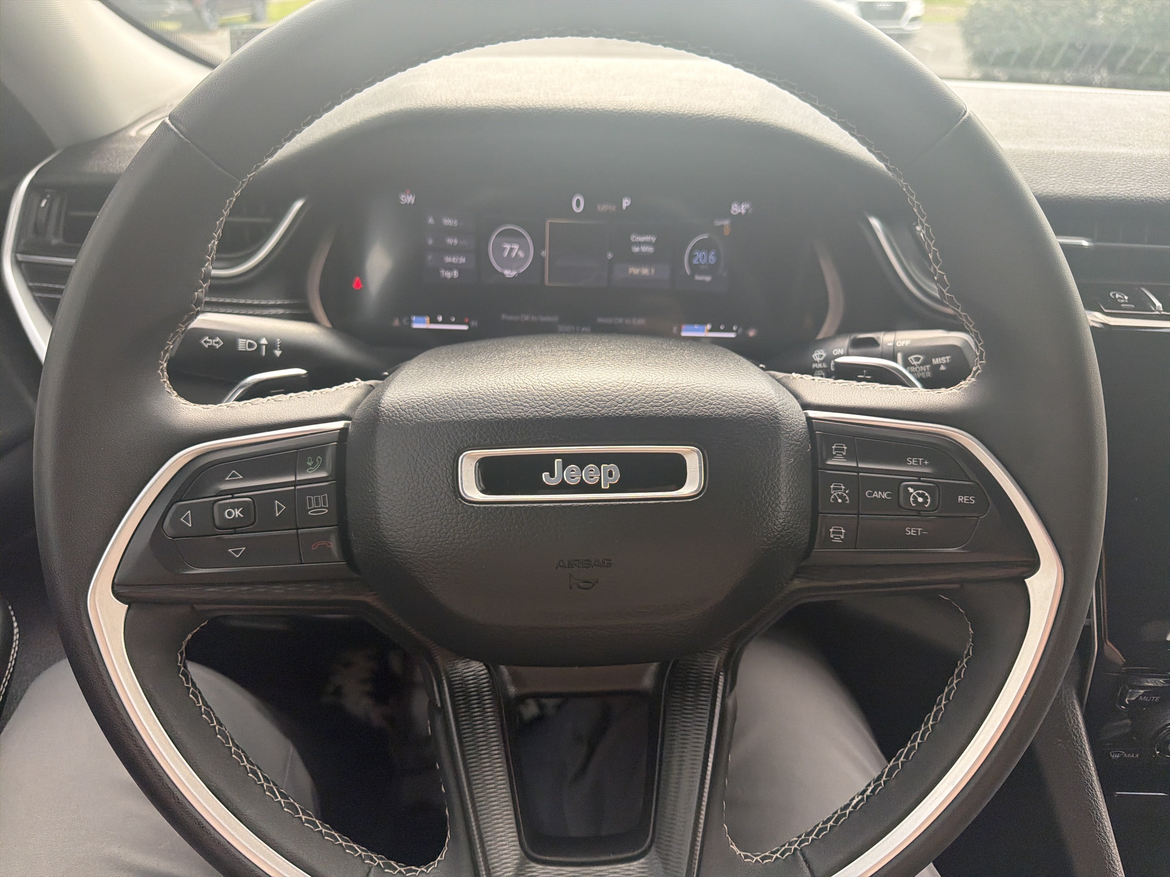 Used 2023 Jeep Grand Cherokee Laredo AWD/4WD image 17