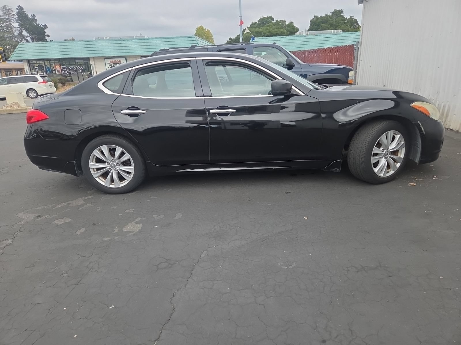 Used 2011 INFINITI M37 w/ Deluxe Touring Pkg RWD image 3
