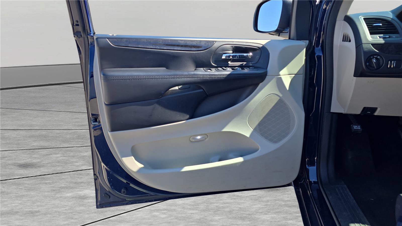 Used 2016 Dodge Grand Caravan SE w/ Quick Order Package 29E SE image 12