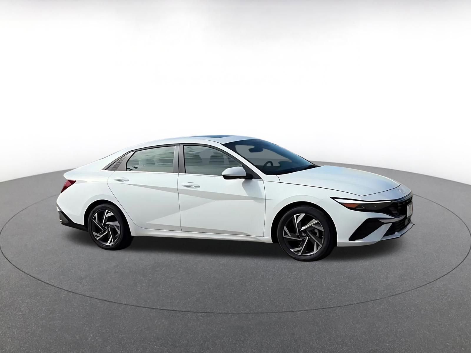 Used 2025 Hyundai Elantra SEL FWD image 2