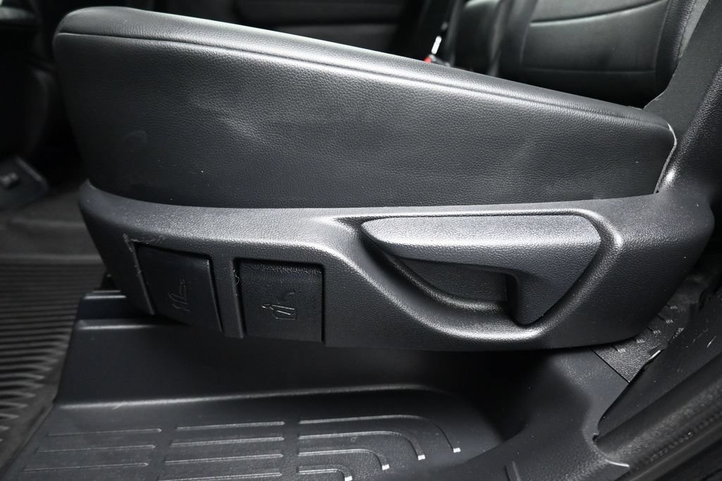Used 2020 Toyota Highlander XLE AWD/4WD image 34