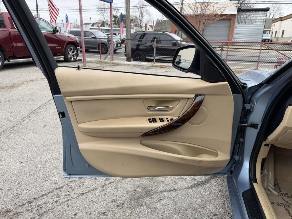 Used 2014 BMW 320i xDrive Sedan AWD/4WD image 24