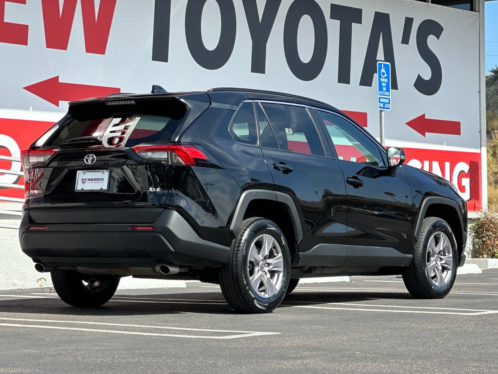 Used 2024 Toyota RAV4 XLE FWD image 5