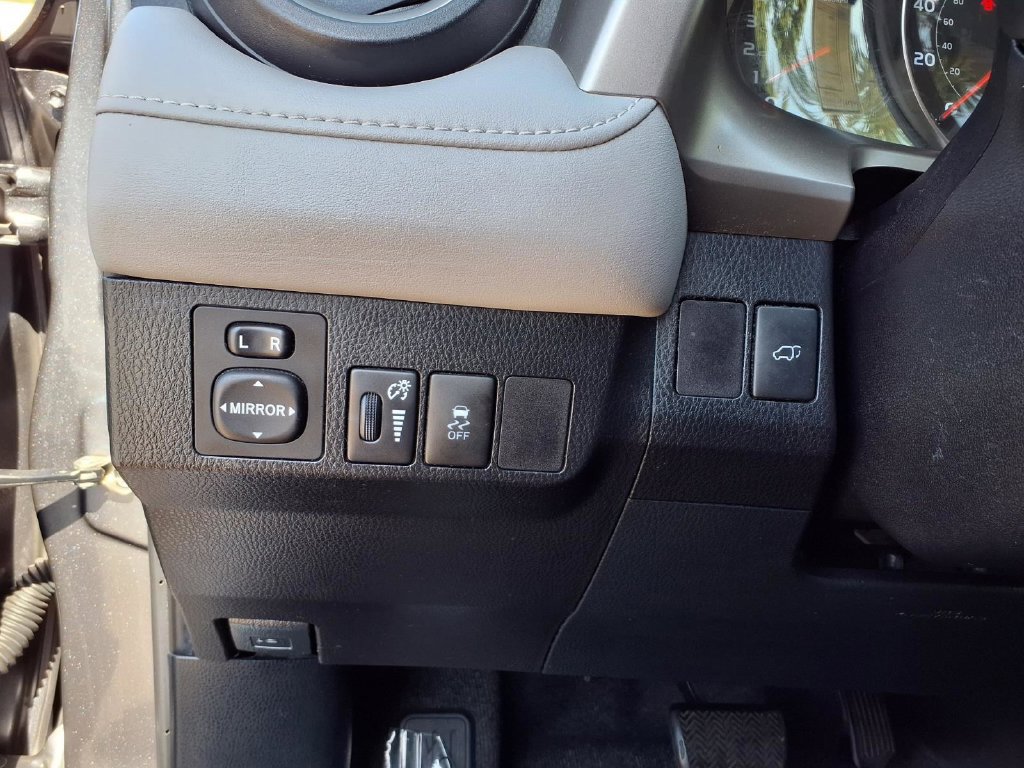Used 2015 Toyota RAV4 XLE FWD image 19