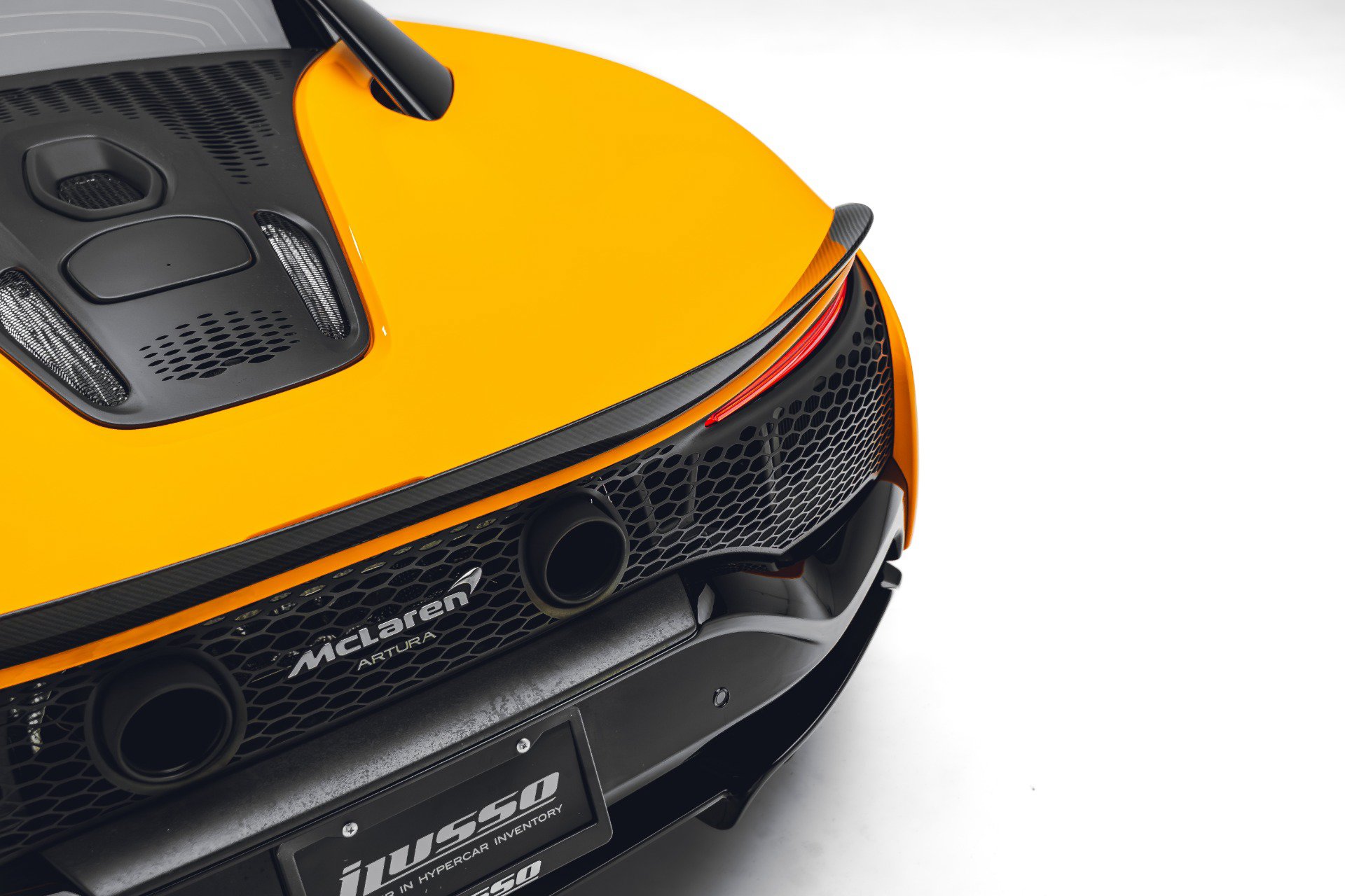 Used 2023 McLaren Artura RWD image 21