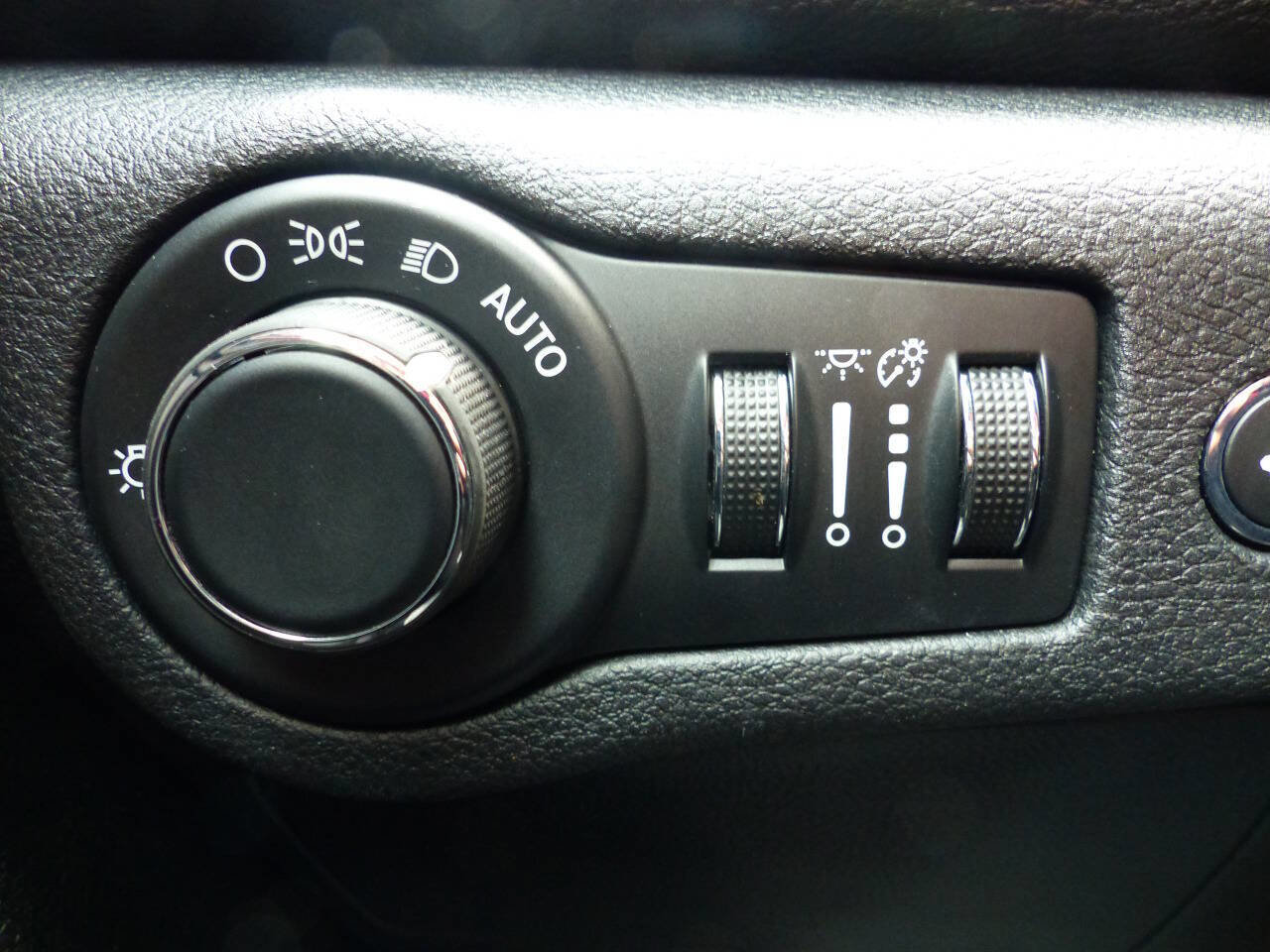 Used 2016 Chrysler 200 Limited w/ Convenience Group image 22