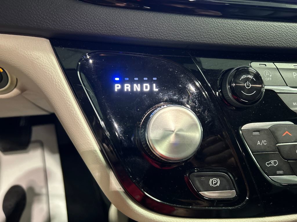 Used 2024 Chrysler Pacifica Touring-L FWD image 20