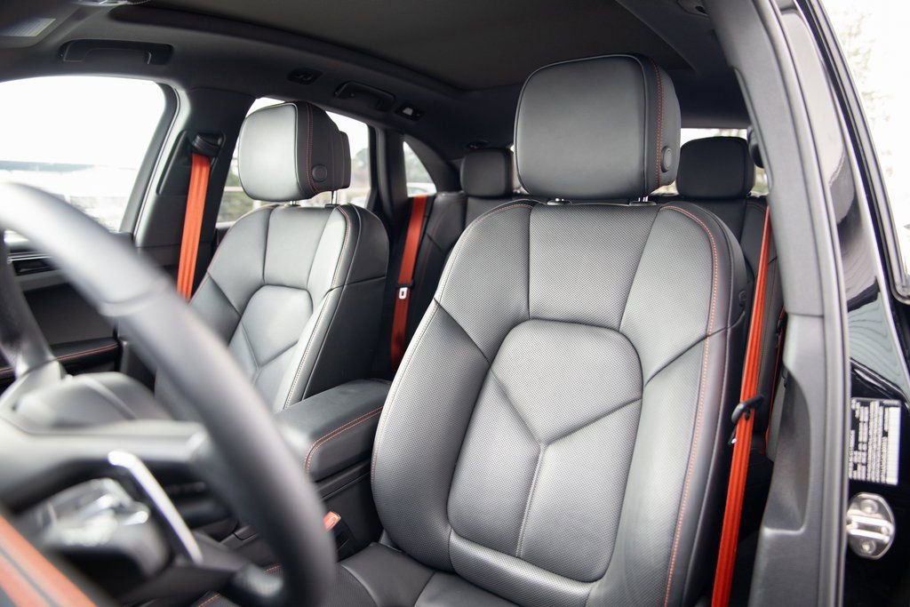 Certified 2025 Porsche Macan image 5