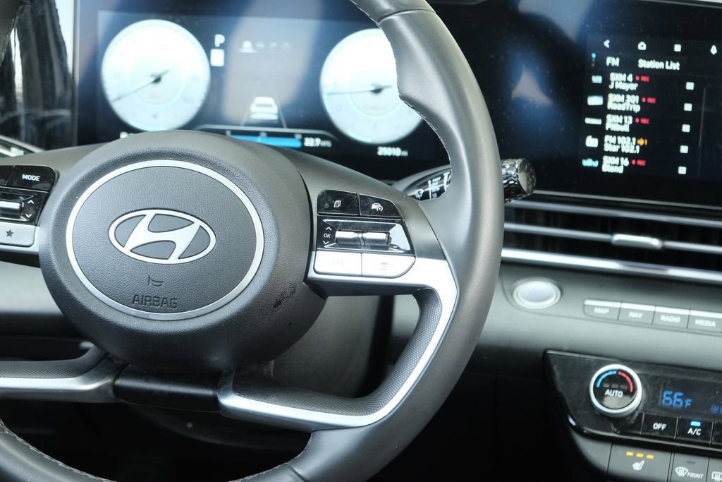 Used 2025 Hyundai Elantra SEL image 13