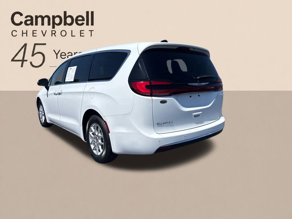 Used 2023 Chrysler Pacifica Touring-L FWD image 3