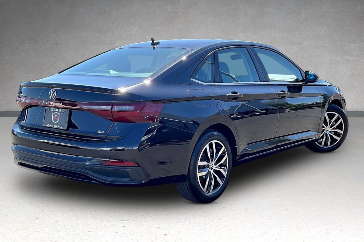Used 2025 Volkswagen Jetta SE FWD image 30