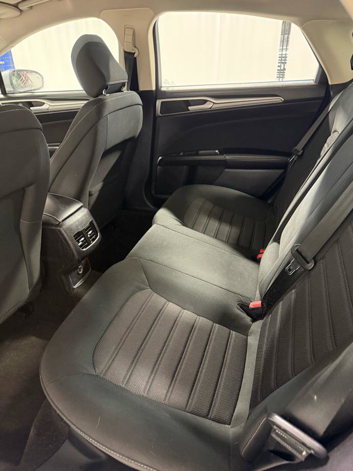 Used 2020 Ford Fusion SE image 9