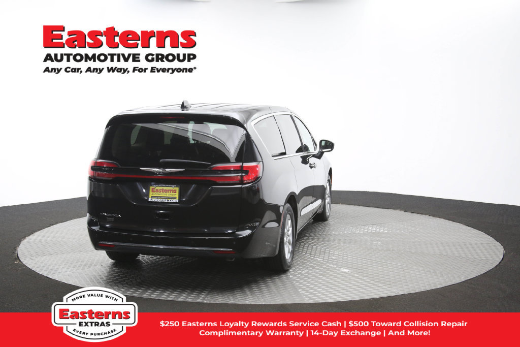 Used 2023 Chrysler Pacifica Touring-L FWD image 41