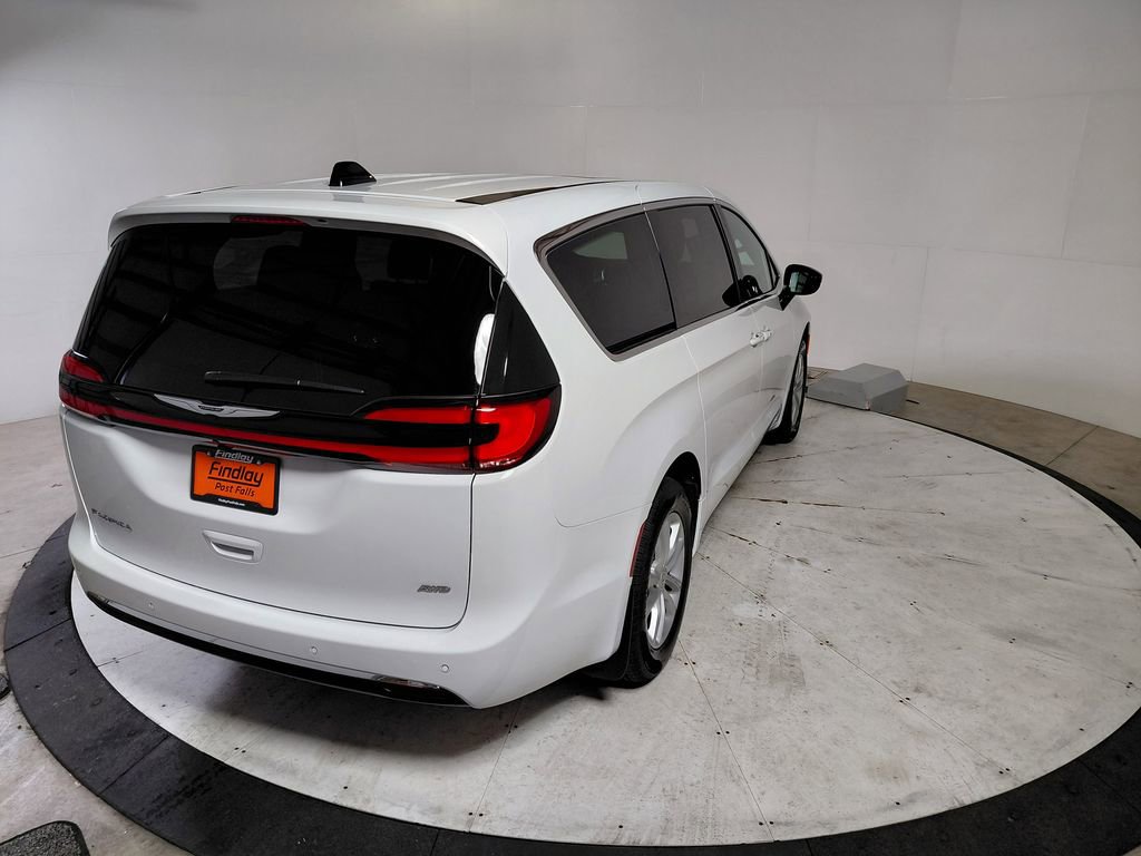 New 2026 Chrysler Pacifica Select AWD/4WD image 7