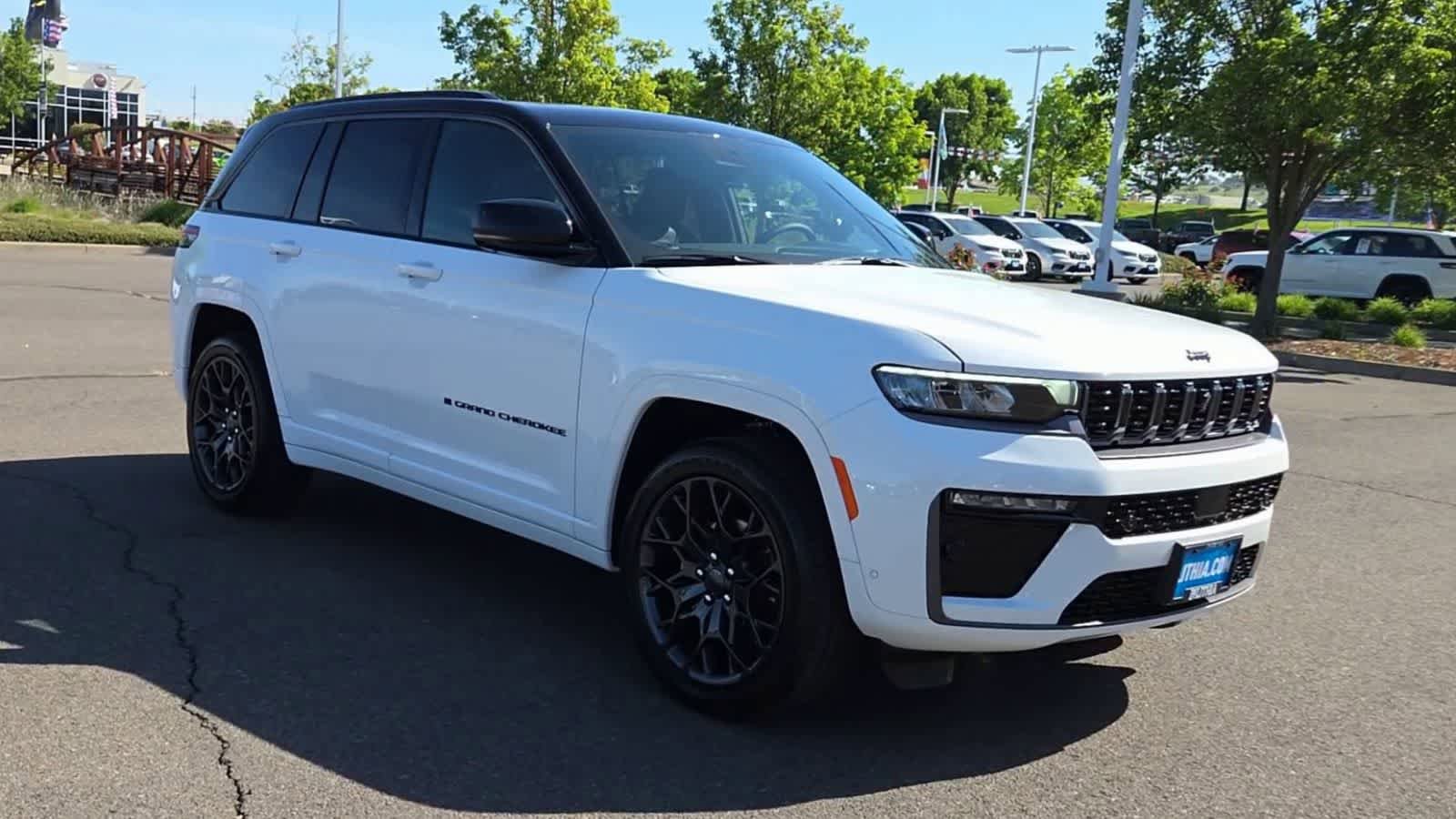 New 2026 Jeep Grand Cherokee Summit AWD/4WD image 2