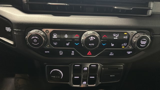Used 2024 Jeep Wrangler Unlimited Sahara w/ Technology Group AWD/4WD image 19