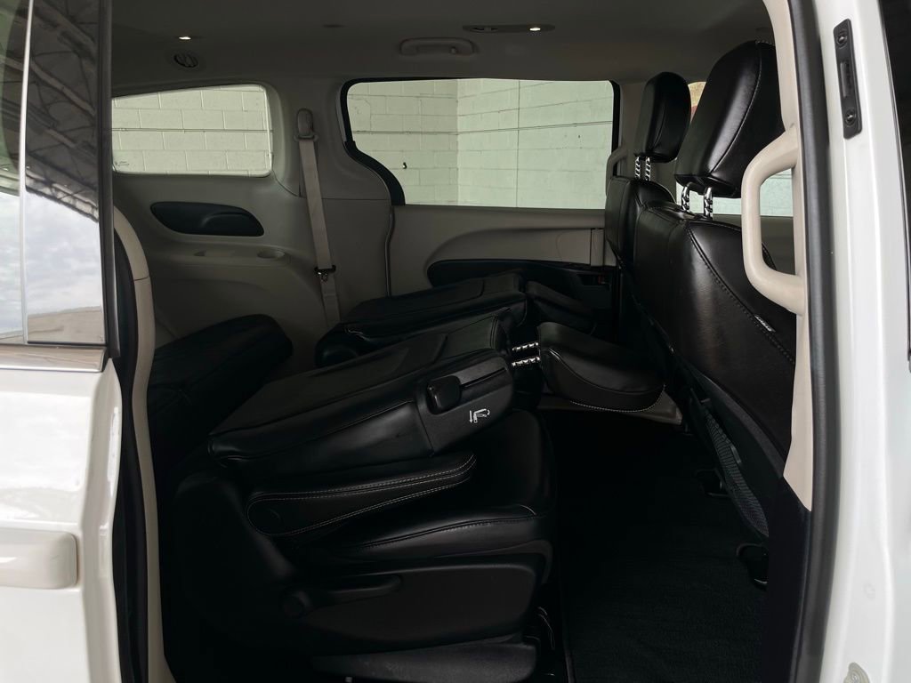 Used 2023 Chrysler Pacifica Touring-L image 23