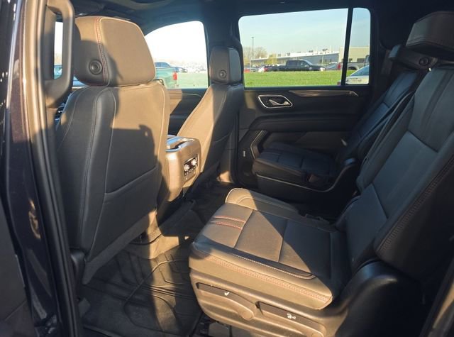 Used 2023 Chevrolet Suburban RST w/ Luxury Package AWD/4WD image 9