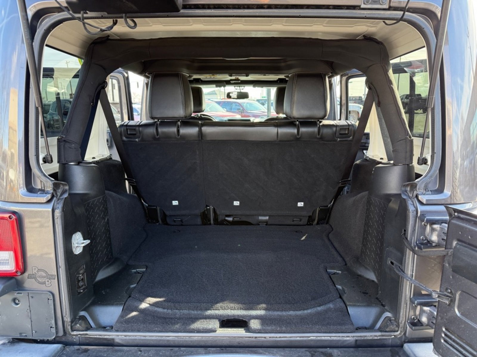 Used 2018 Jeep Wrangler Unlimited Sahara w/ Connectivity Group image 19