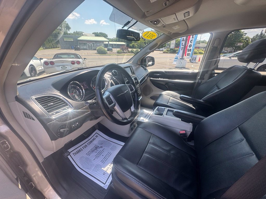 Used 2014 Chrysler Town & Country Touring FWD image 33