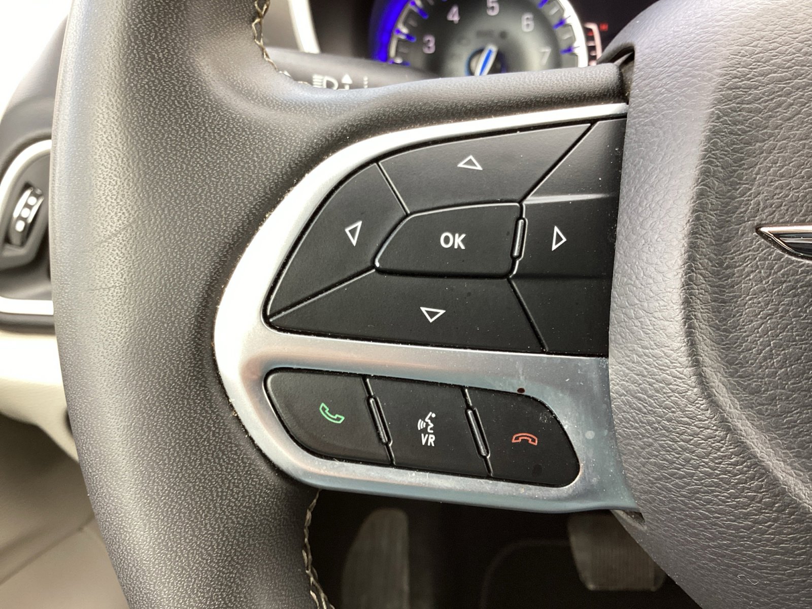 Used 2023 Chrysler Pacifica Touring-L image 19