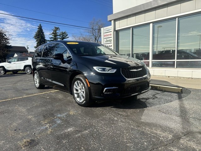 New 2026 Chrysler Pacifica Limited image 3