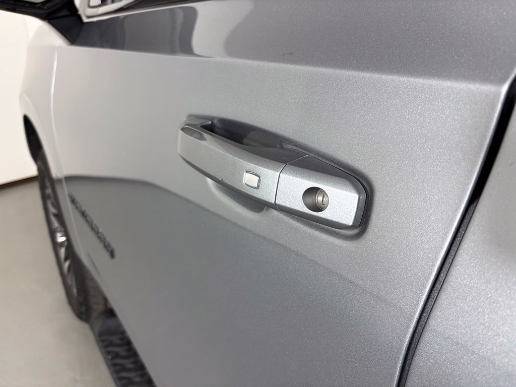 Used 2025 Chevrolet Suburban Z71 AWD/4WD image 13