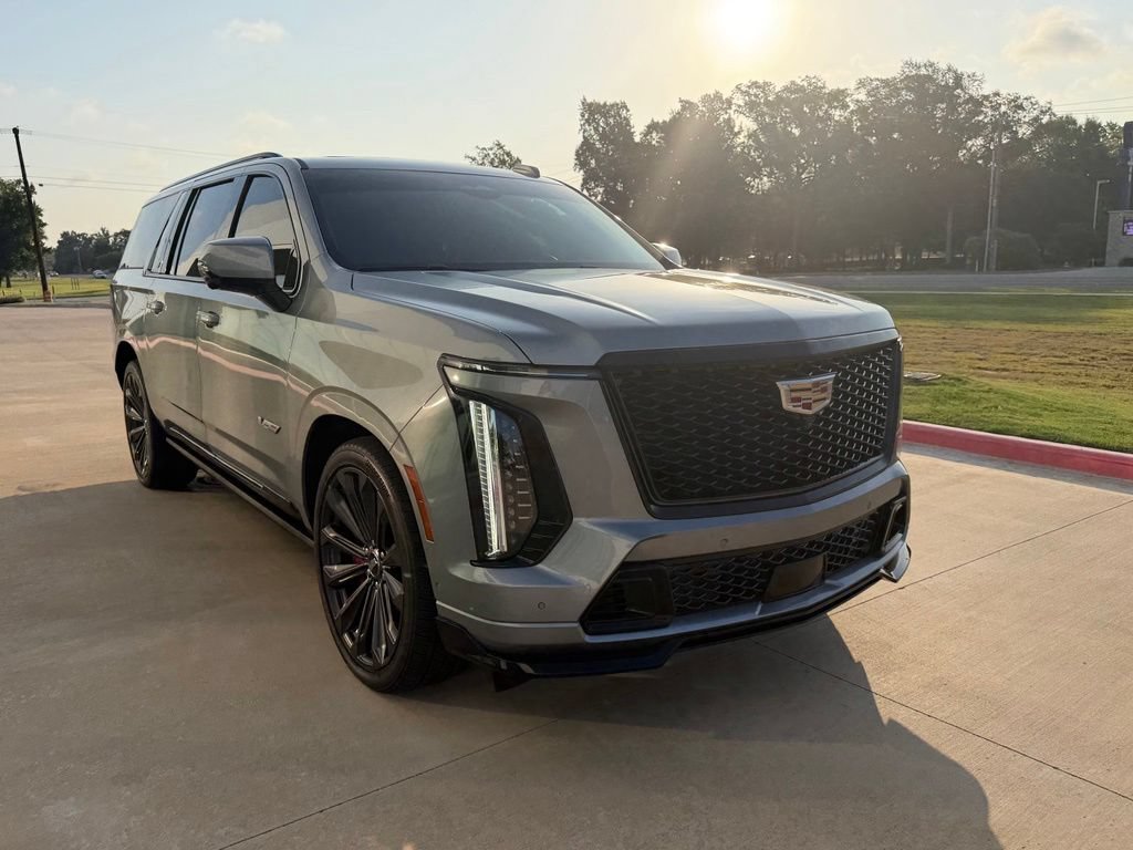 Used 2025 Cadillac Escalade ESV V AWD/4WD image 7