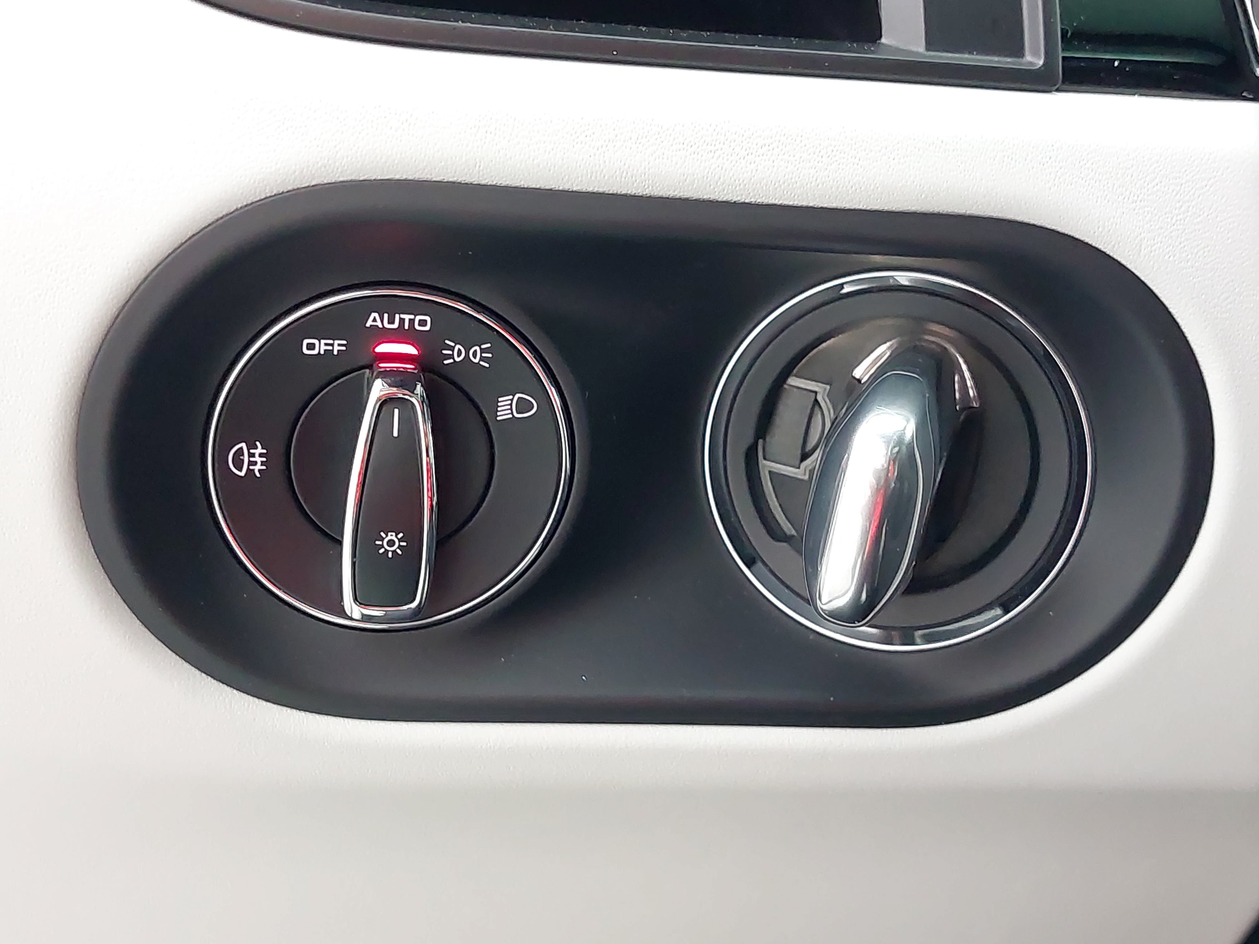 Certified 2026 Porsche Macan AWD/4WD image 28
